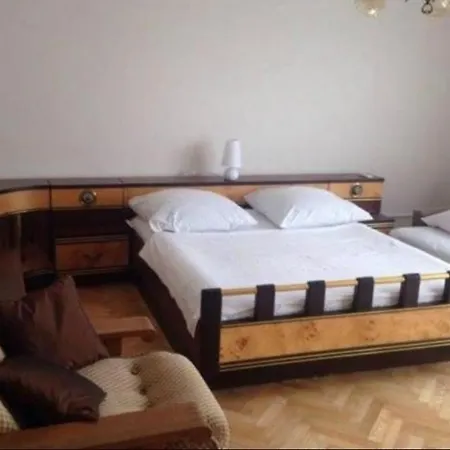 Great Near Center Daire *