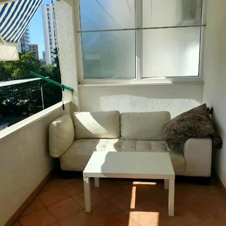 Great Near Center Daire *