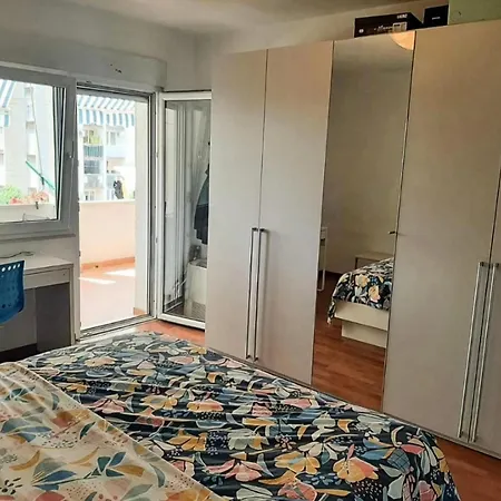 Daire Great Near Center Split